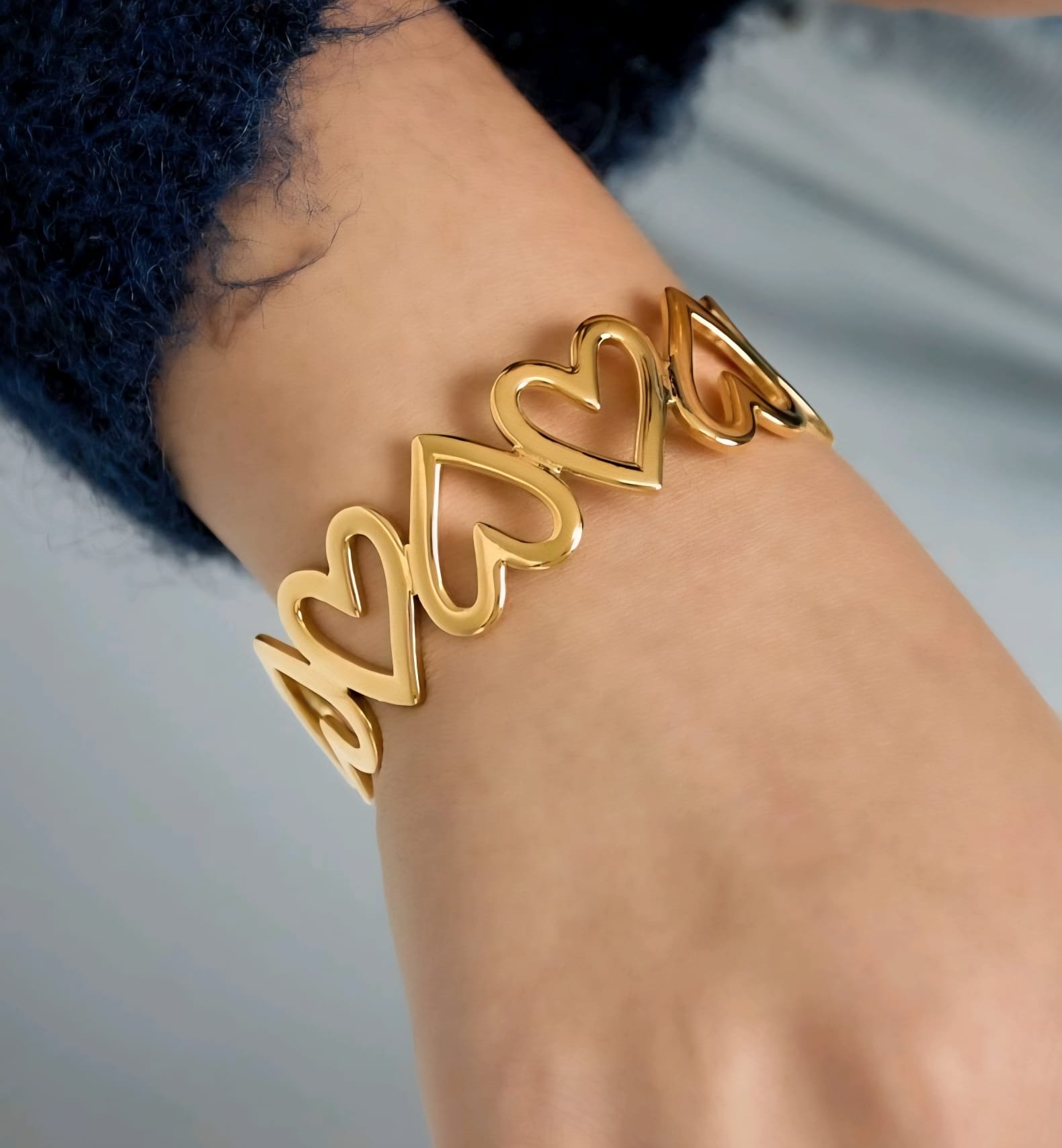 Lots of hearts bracelet gold